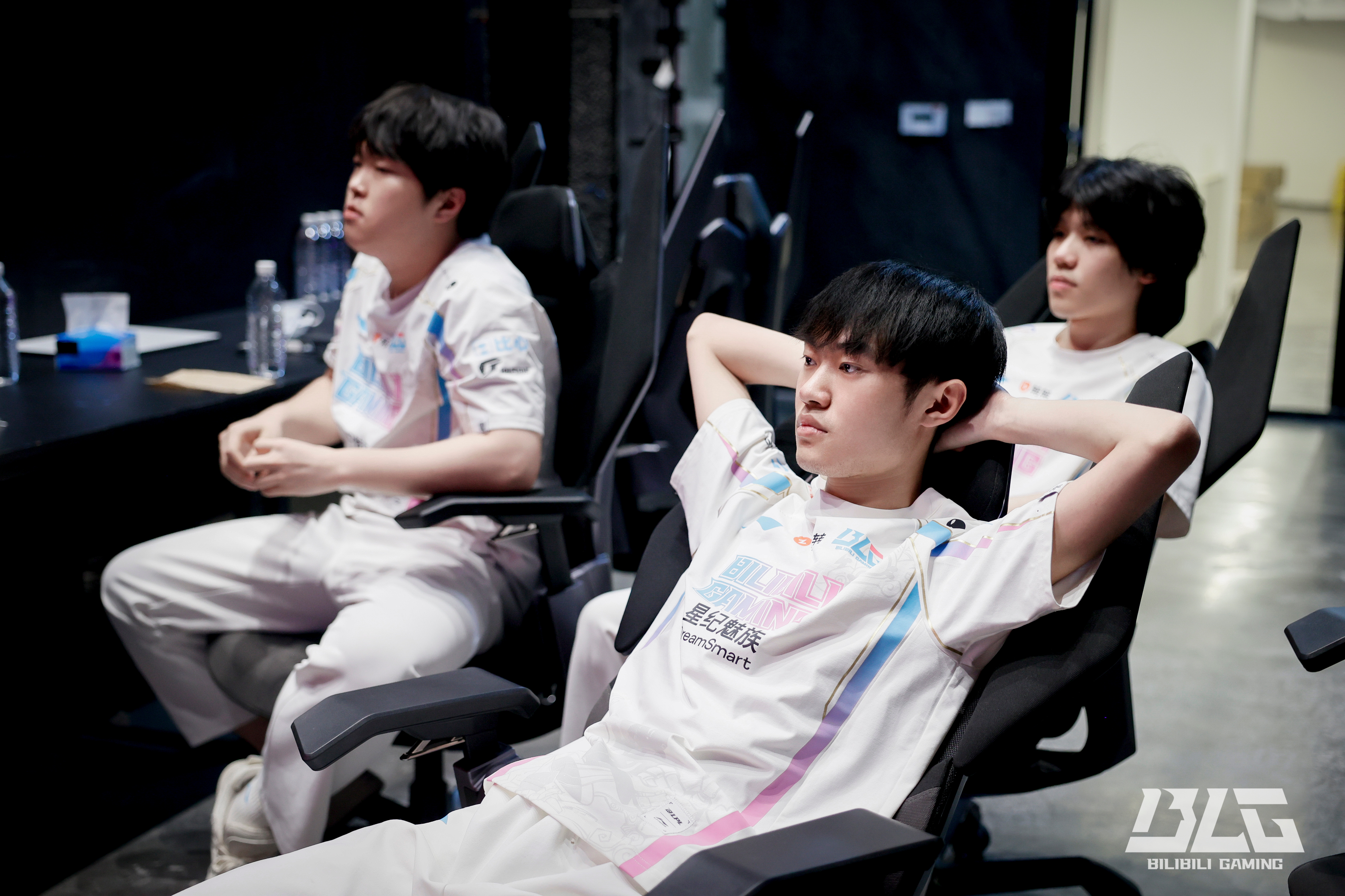 关于焦点大战：LPL上演巅峰碰撞的信息