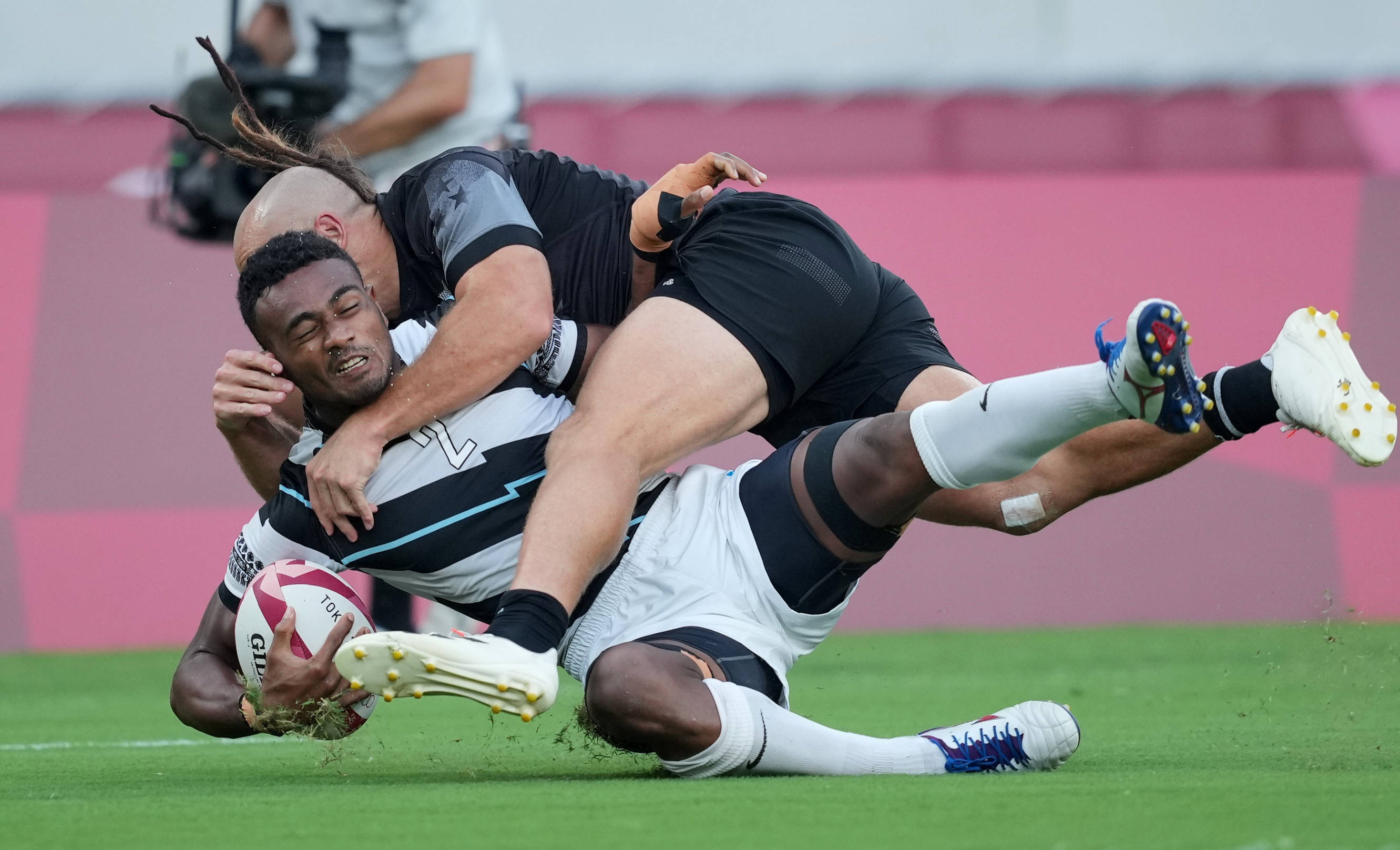 爱游戏入口-一场经典之战！橄榄球点燃球迷热情