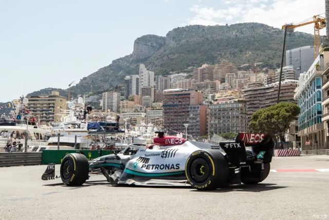 梅赛德斯鏖战威廉姆斯，周冠宇刷新纪录