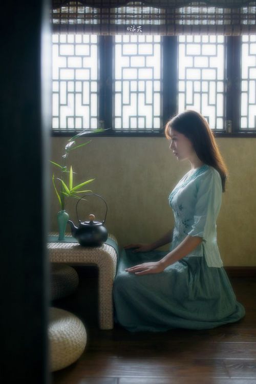 绿茵与焦土的二重奏,当足球超越边界