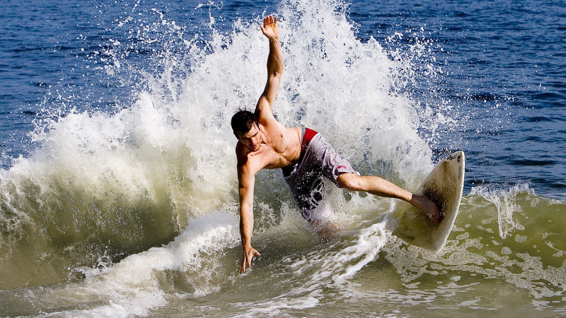 爱游戏在线-小人物撬动地球，霍勒迪爆发与尼克斯的韧性绞杀